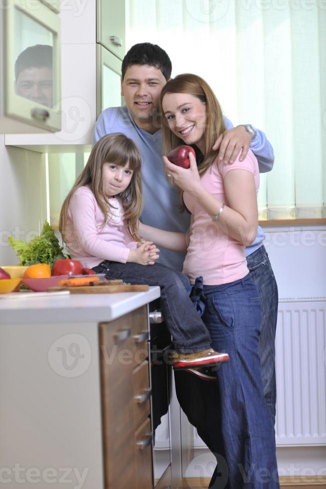 contento giovane famiglia nel cucina foto