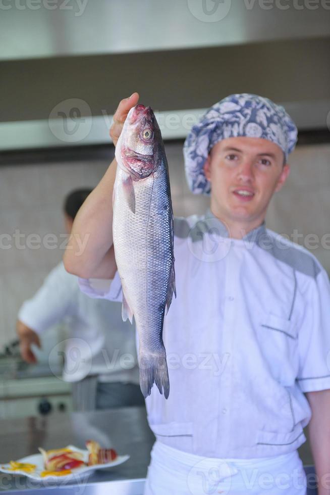 chef prepara il cibo foto