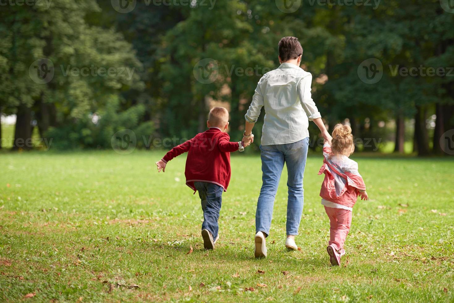 contento famiglia giocando insieme all'aperto nel parco foto