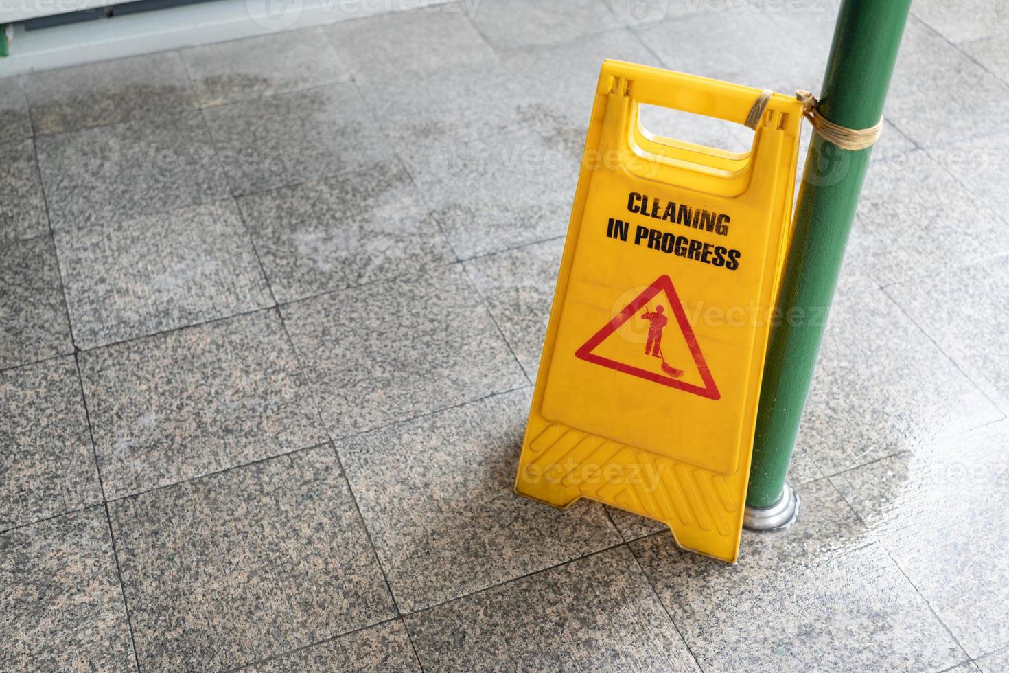 cartello giallo sdrucciolevole per pavimento bagnato sul terreno bagnato  11273589 Stock Photo su Vecteezy