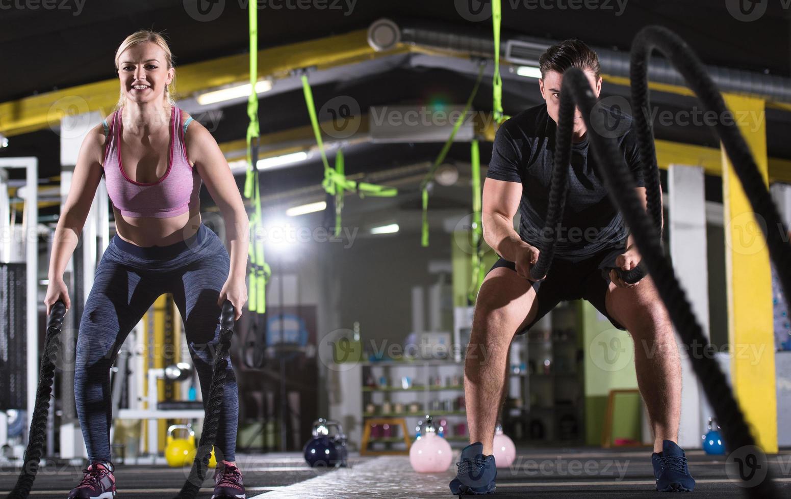 gli sport coppia fare battaglia corde attraversare fitness esercizio foto
