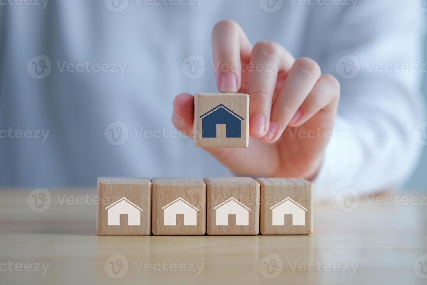 vero proprietà. Casa. proprietà investimento e risorsa gestione. casa prestito, imposta, mutuo, acquistare, affitto. mano la scelta Casa su di legno bloccare a partire dal molti Casa. scegliere il migliore proprietà. foto