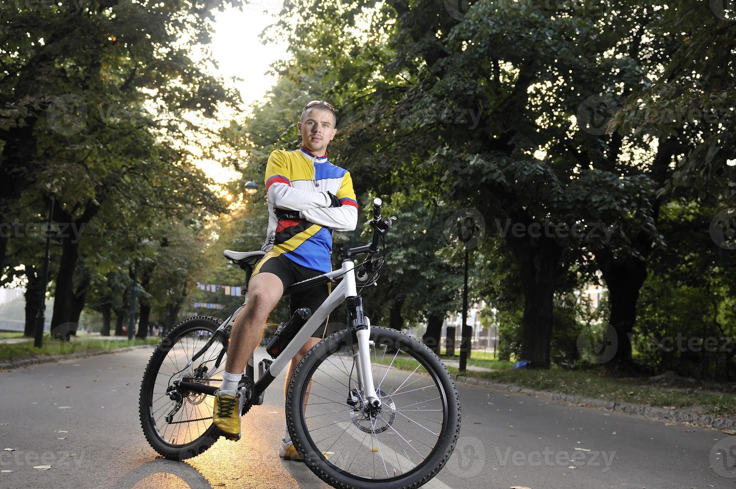 in forma contento giovane uomo sorridente su bicicletta foto