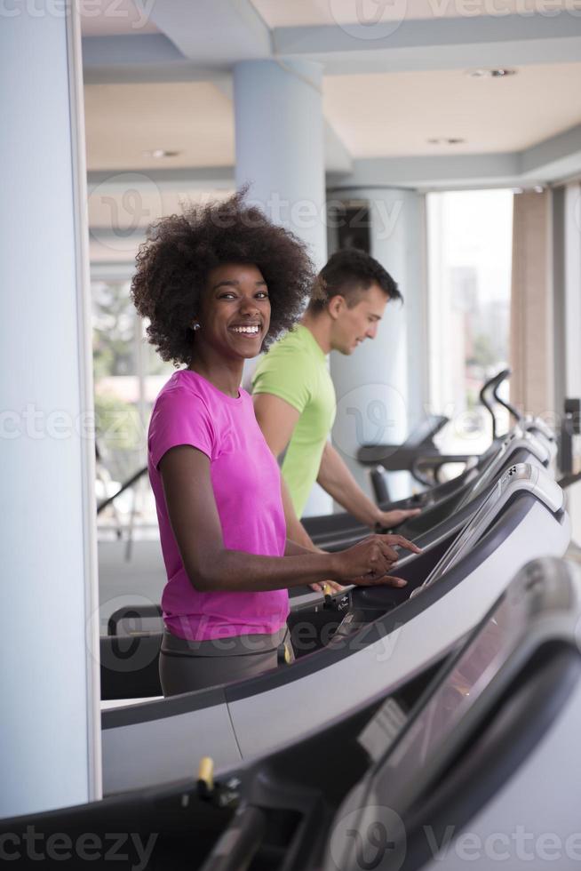 persone esercitando un' cardio su routine nel Palestra foto