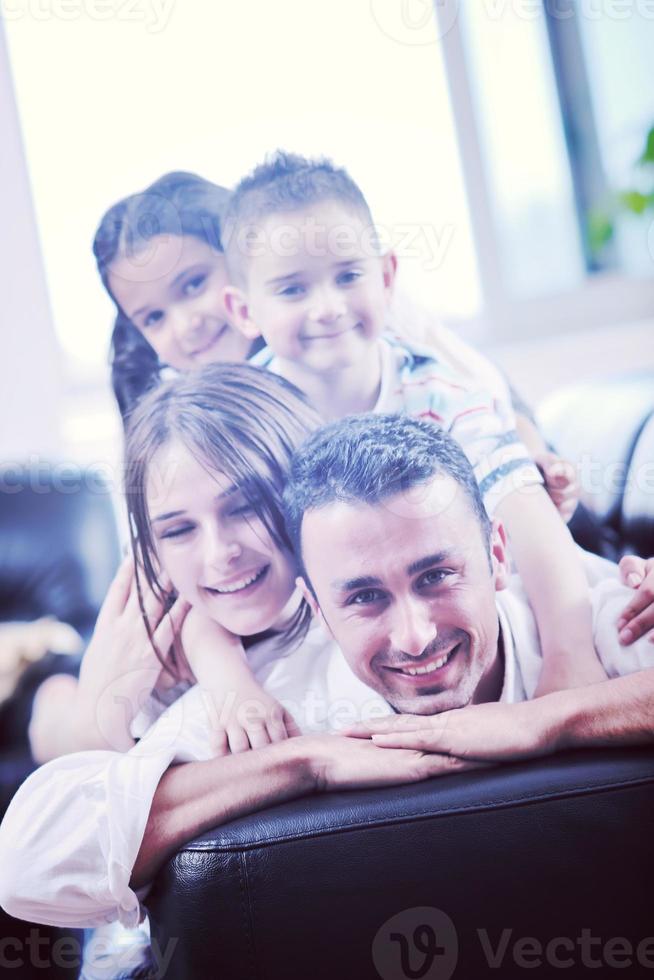 giovane famiglia a casa foto