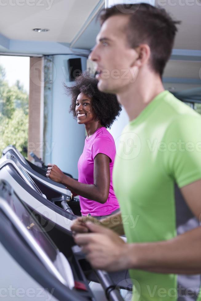 persone esercitando un' cardio su routine foto