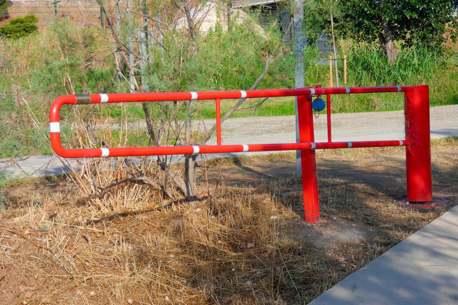 metallo cancello quello impedisce il passaggio di pedoni e sportivi su rurale strade. foto