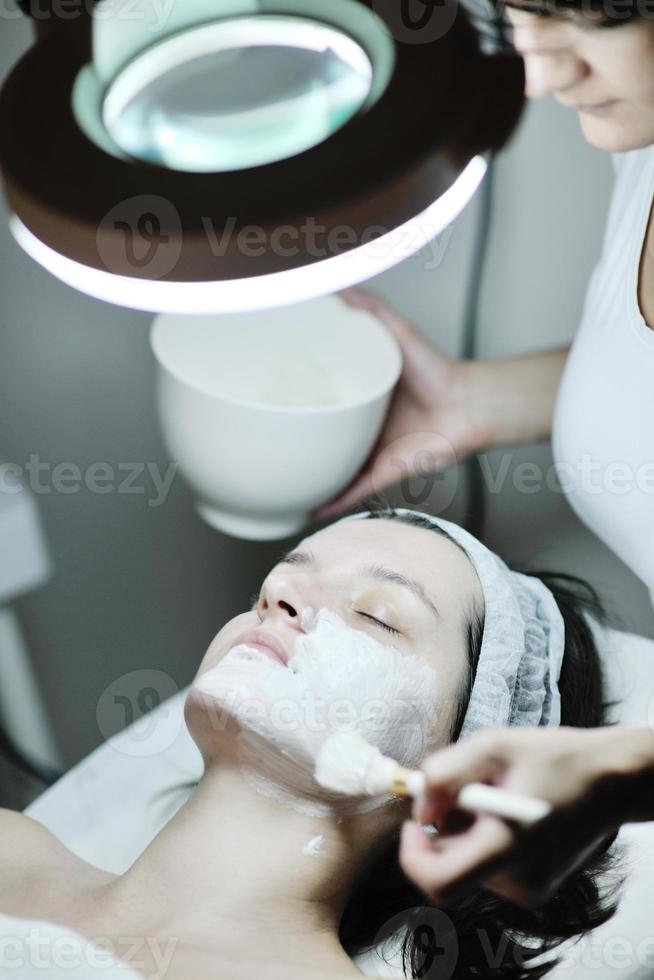 donna con facciale maschera nel cosmetico studio foto