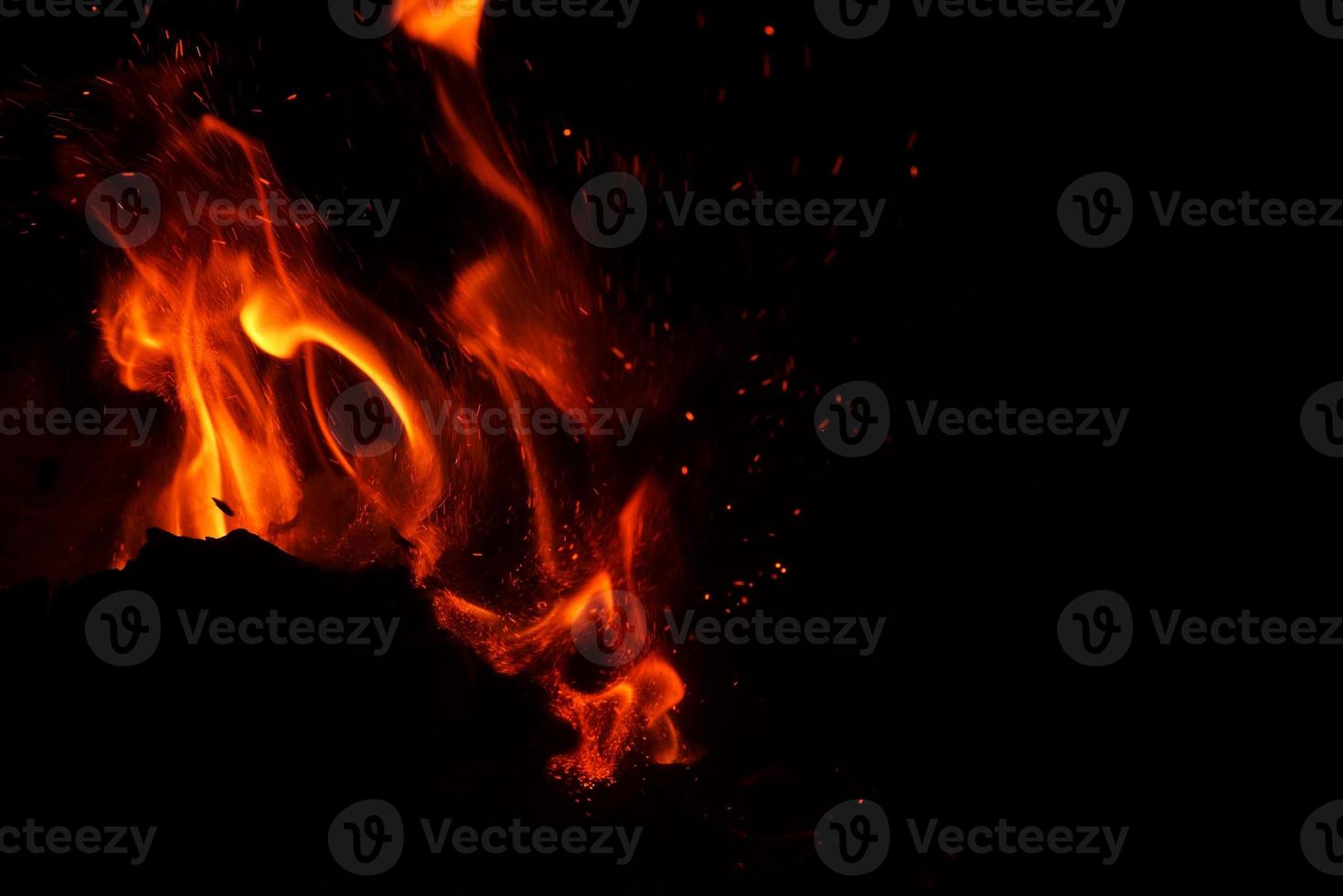 fiamma di fuoco su sfondo nero foto