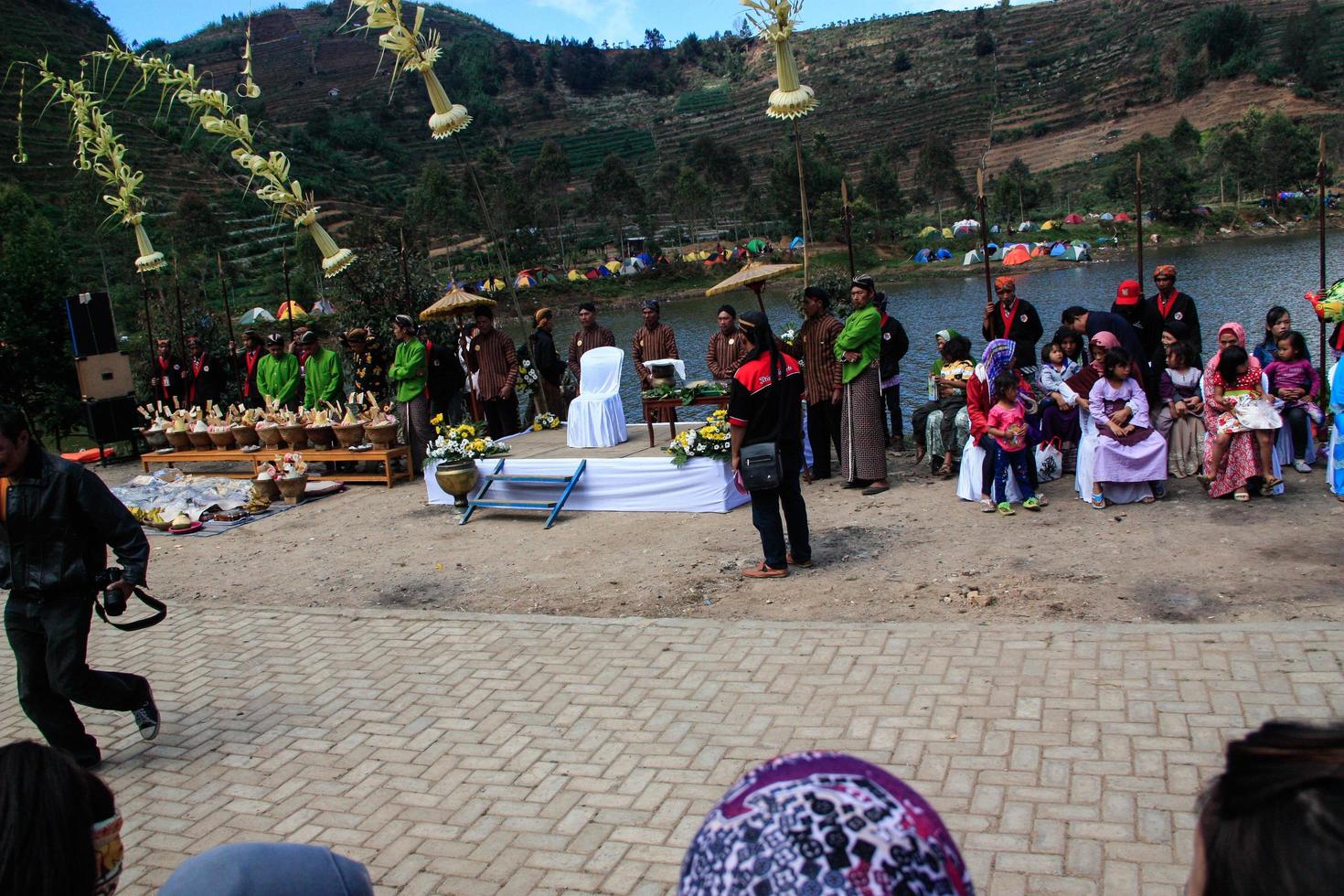 dieng, Indonesia - agosto 1, 2015. dieng cultura Festival, turisti Seguire il dreadlocks processione durante il dieng cultura Festival evento a dieng, banjarnegara quartiere, centrale Giava foto