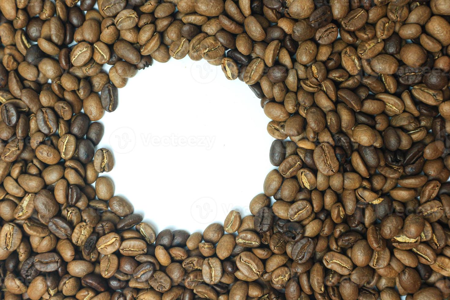 telaio fatto a partire dal arrostito caffè fagioli al di sopra di bianca sfondo con camera per testo o Immagine foto