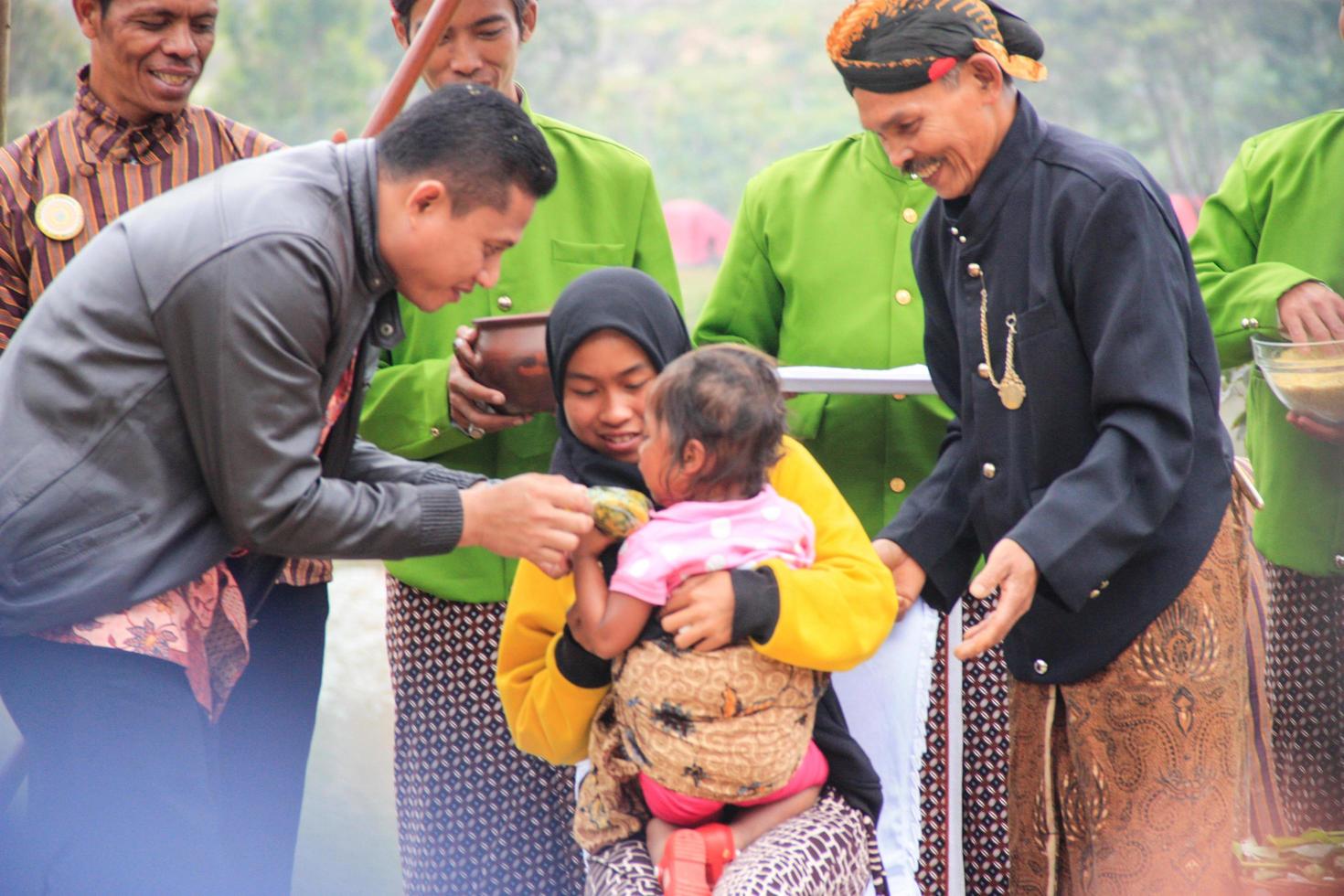 dieng, Indonesia - agosto 1, 2015. dieng cultura Festival, turisti Seguire il dreadlocks processione durante il dieng cultura Festival evento a dieng, banjarnegara quartiere, centrale Giava foto