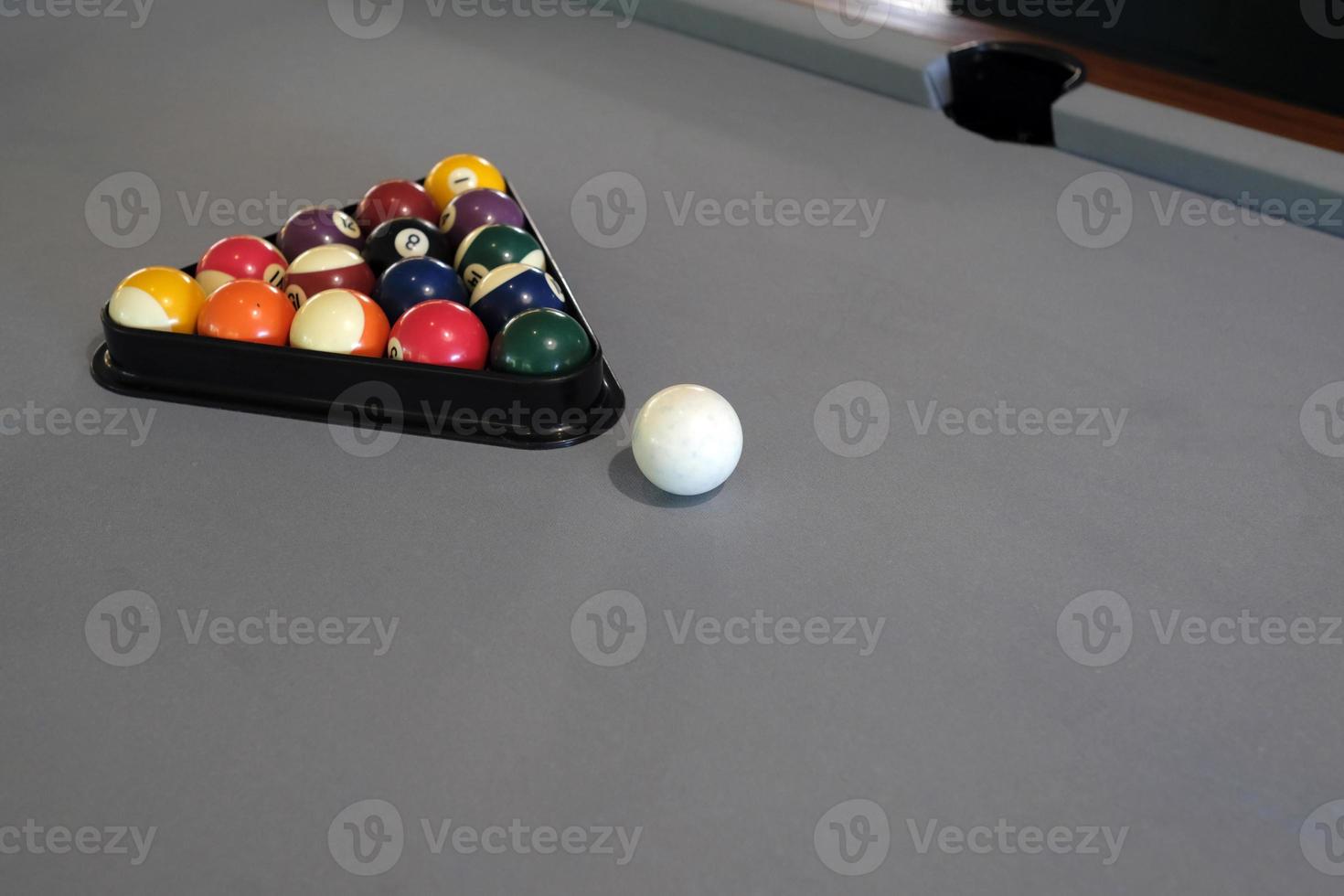 un' biliardo, piscina o snooker tavolo con il palle pronto per un' gioco foto