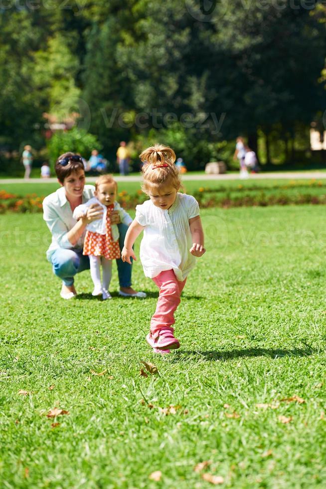 madre e bambino nel parco foto