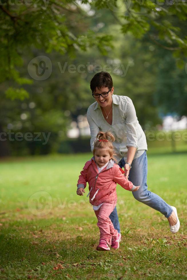 contento famiglia giocando insieme all'aperto nel parco foto