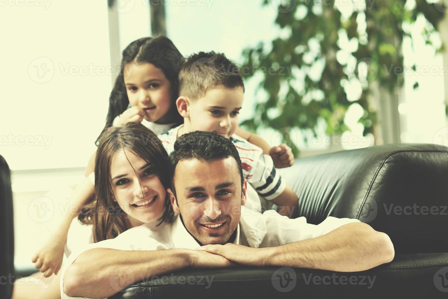 giovane famiglia a casa foto