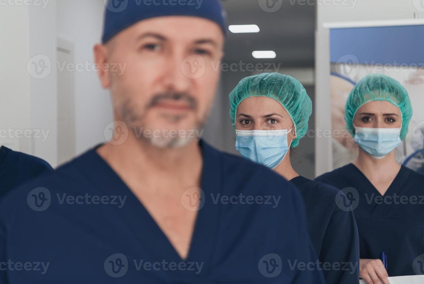 ortopedico medico Lavorando insieme con il suo multietnico squadra foto