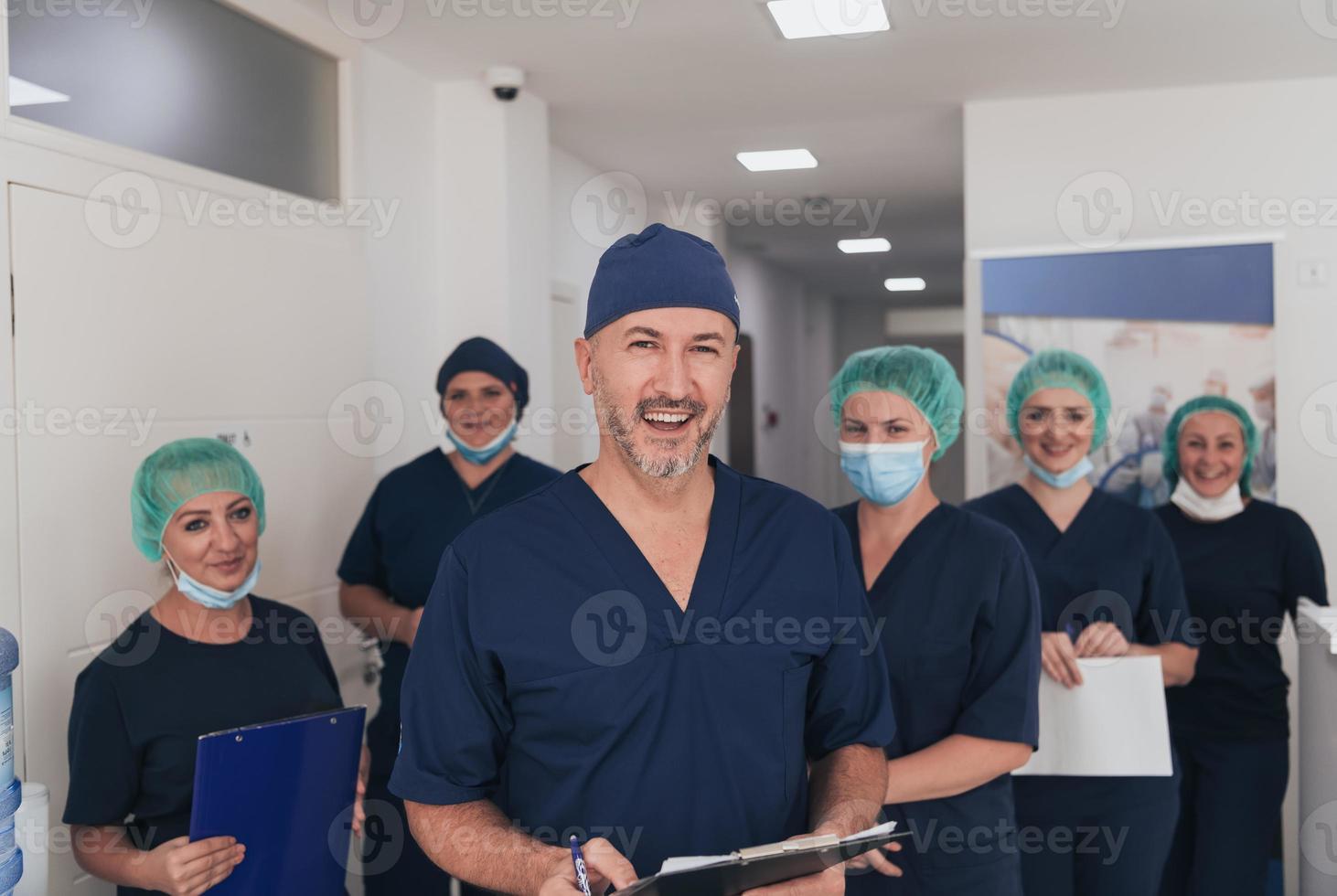 ortopedico medico Lavorando insieme con il suo multietnico squadra foto