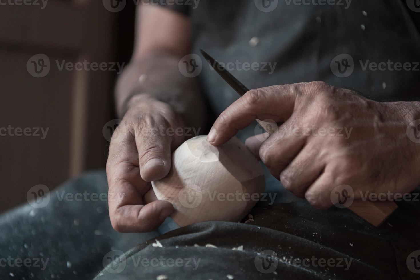 mani intaglio tazza a partire dal Di legno, Lavorando con scalpello vicino su. di legno officina. processi di fabbricazione di legno utensili da cucina foto