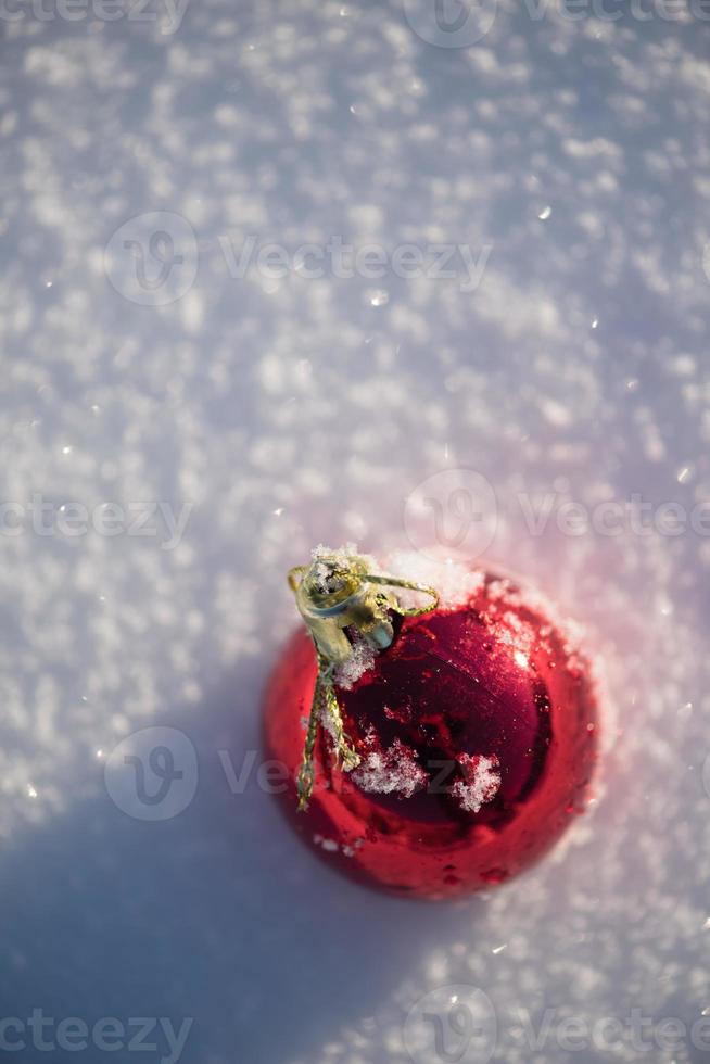 rosso Natale palla nel fresco neve foto