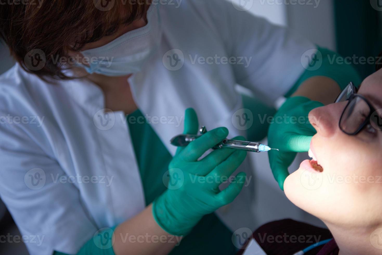 donna paziente a il dentista foto