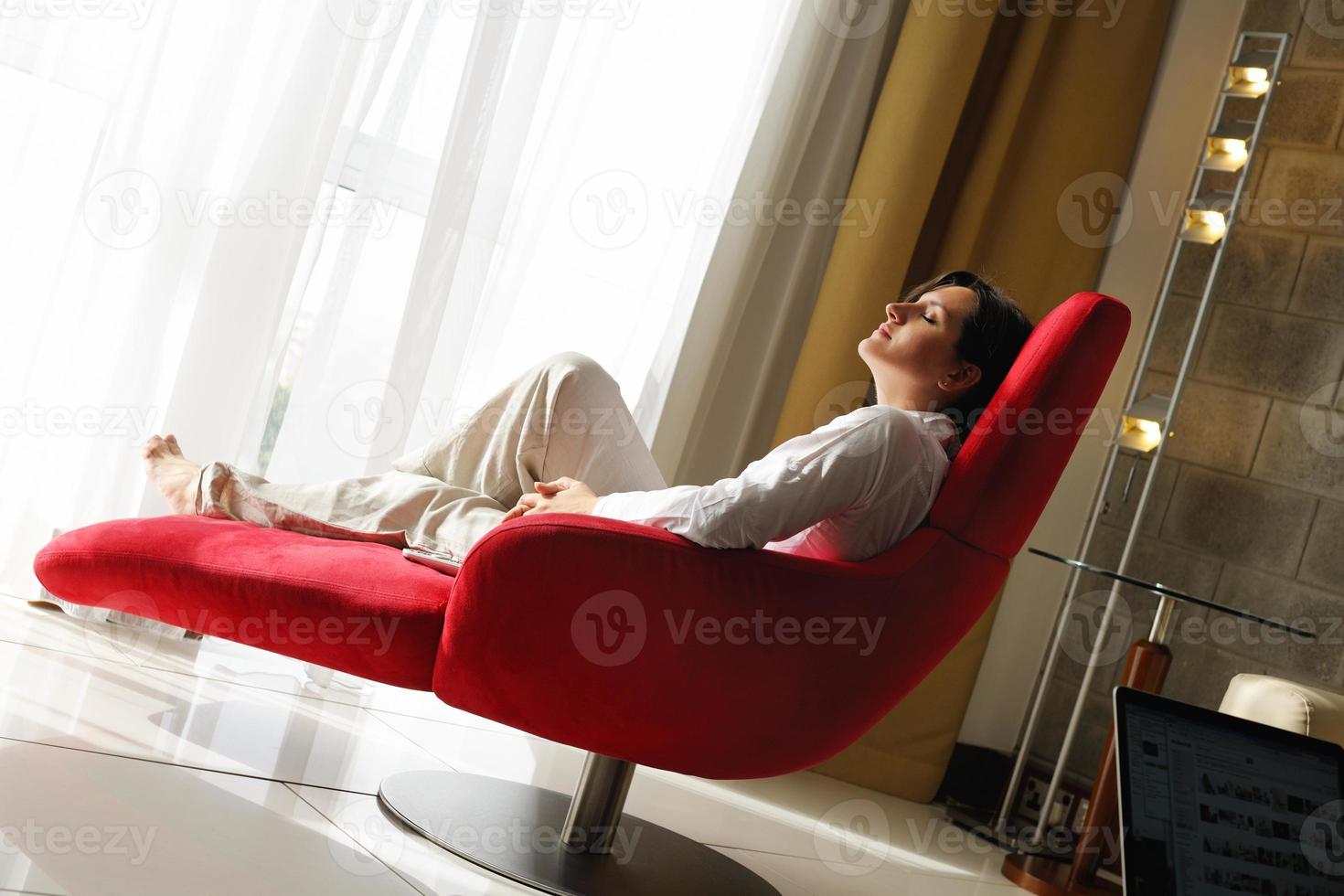 contento giovane donna rilassare a casa su divano foto