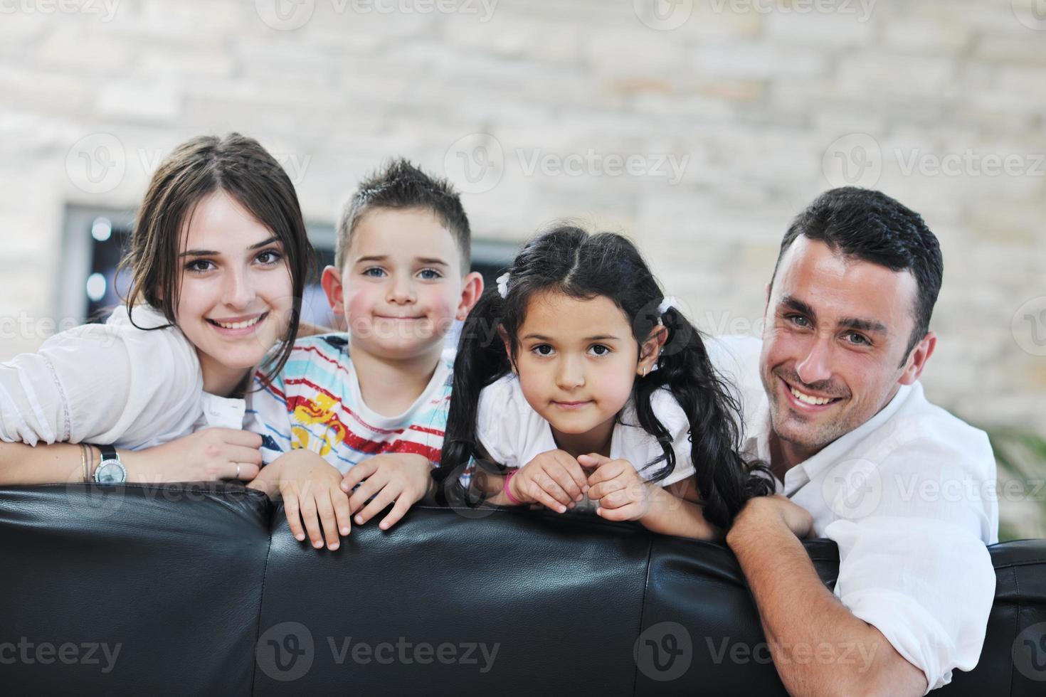 giovane famiglia a casa foto