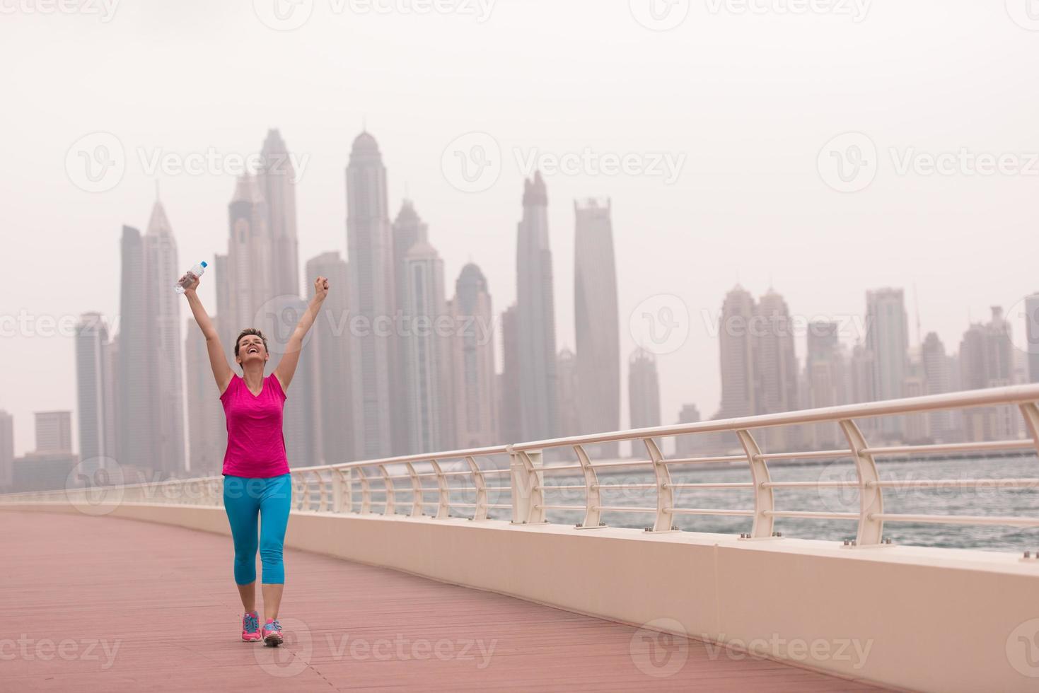 giovane donna festeggiare un' riuscito formazione correre foto