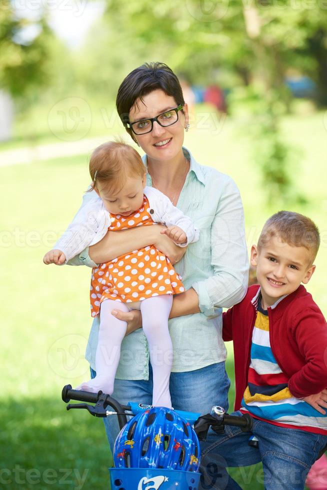 contento giovane famiglia nel parco foto