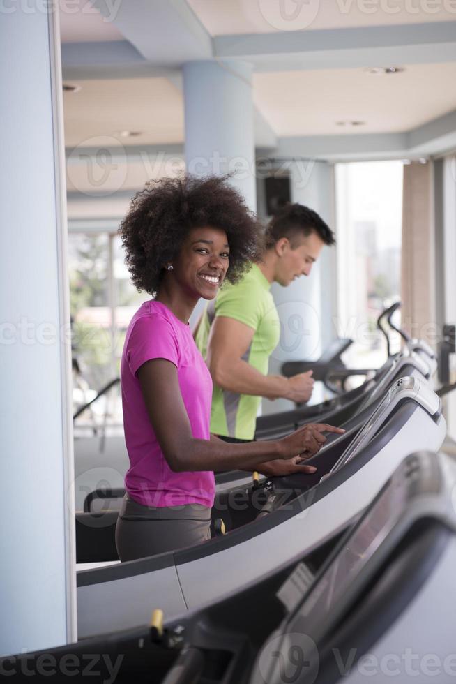 persone esercitando un' cardio su routine nel Palestra foto