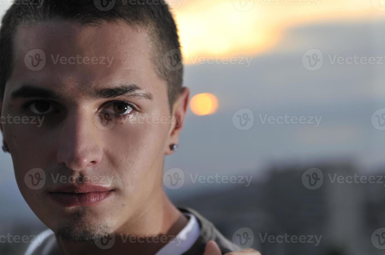 urbano stile ragazzo guardare nel telecamera foto