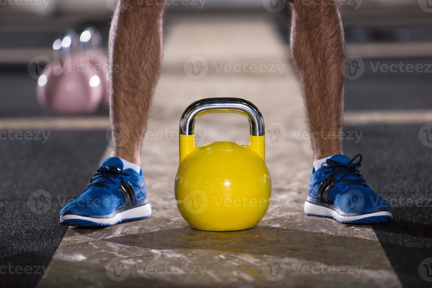 uomo esercizio con fitness kettlebell foto