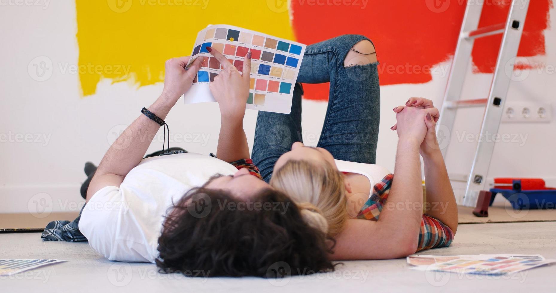 contento giovane coppia rilassante dopo pittura foto