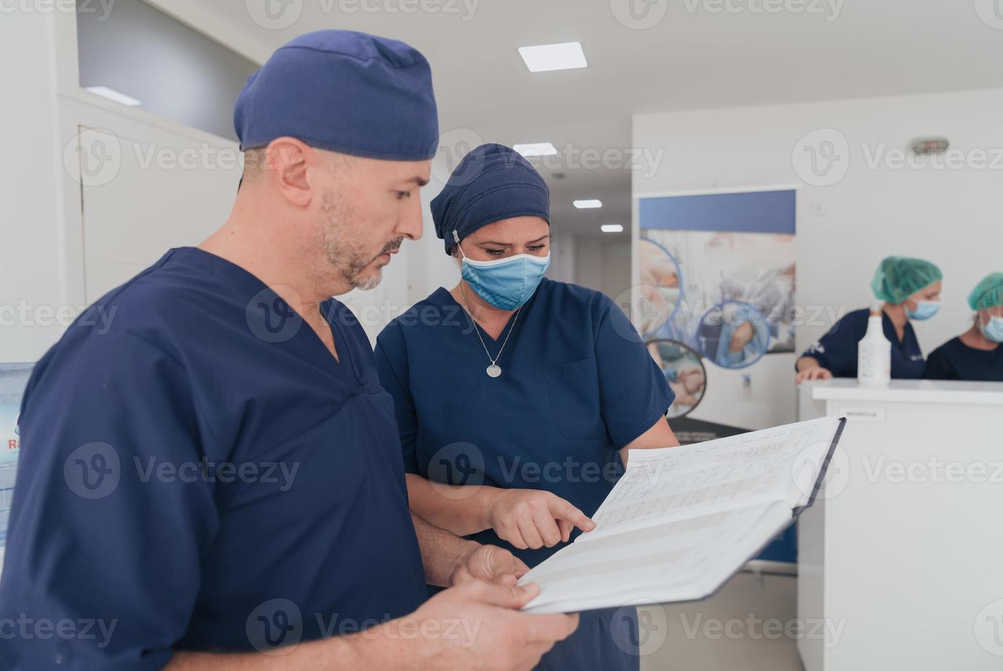 ortopedico medico Lavorando insieme con il suo multietnico squadra foto