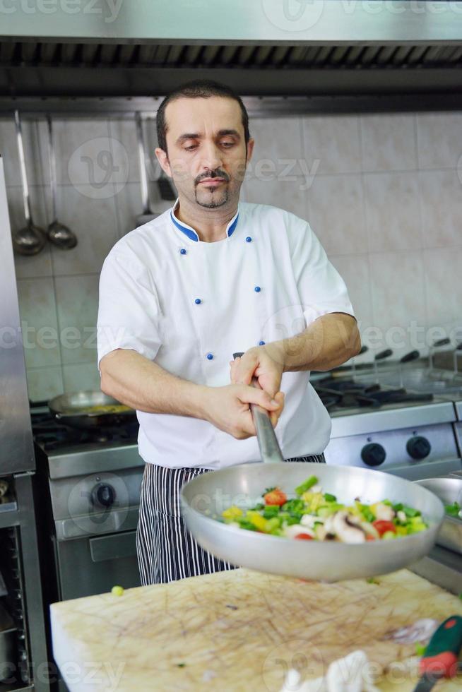 chef prepara il cibo foto