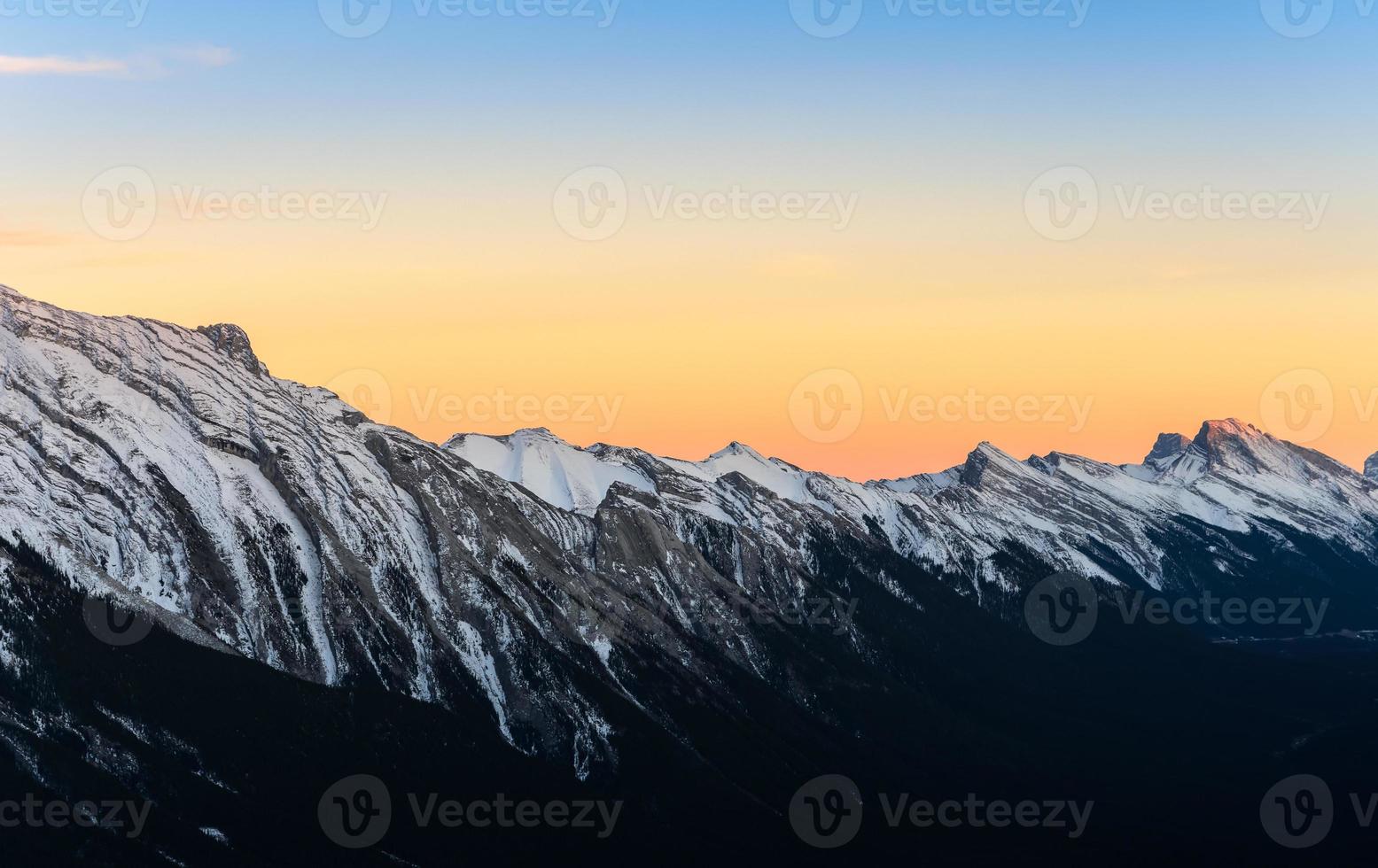 bellissimo tramonto Visualizza di neve capped roccioso montagne a Banff nazionale parco nel alberta, Canada. foto