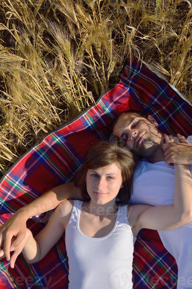 coppia felice nel campo di grano foto