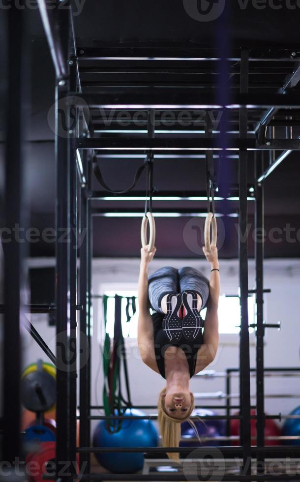 donna Lavorando su su ginnastica anelli foto