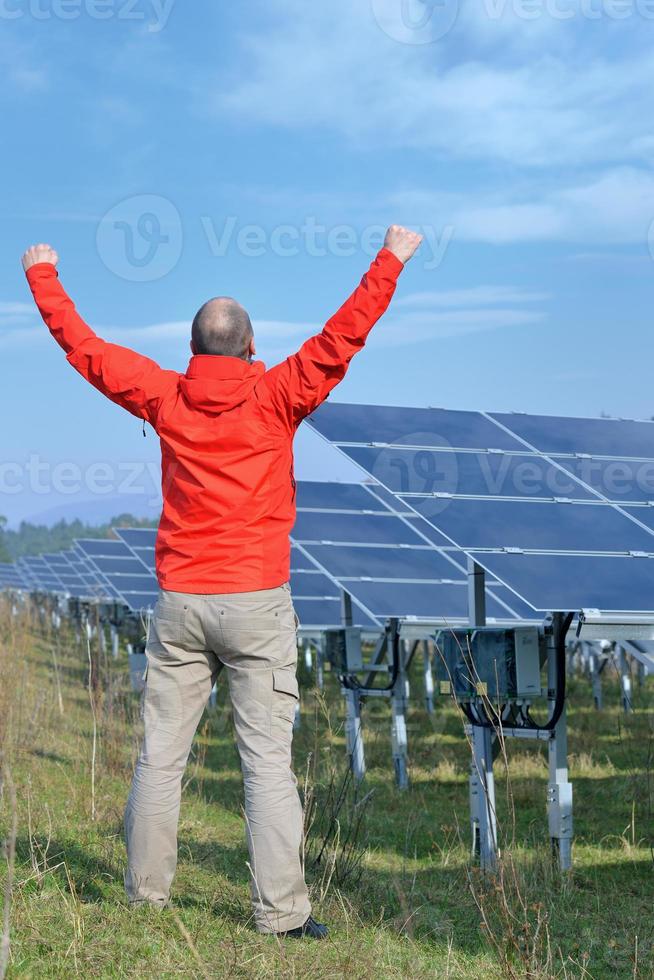 maschio solare pannello ingegnere a opera posto foto