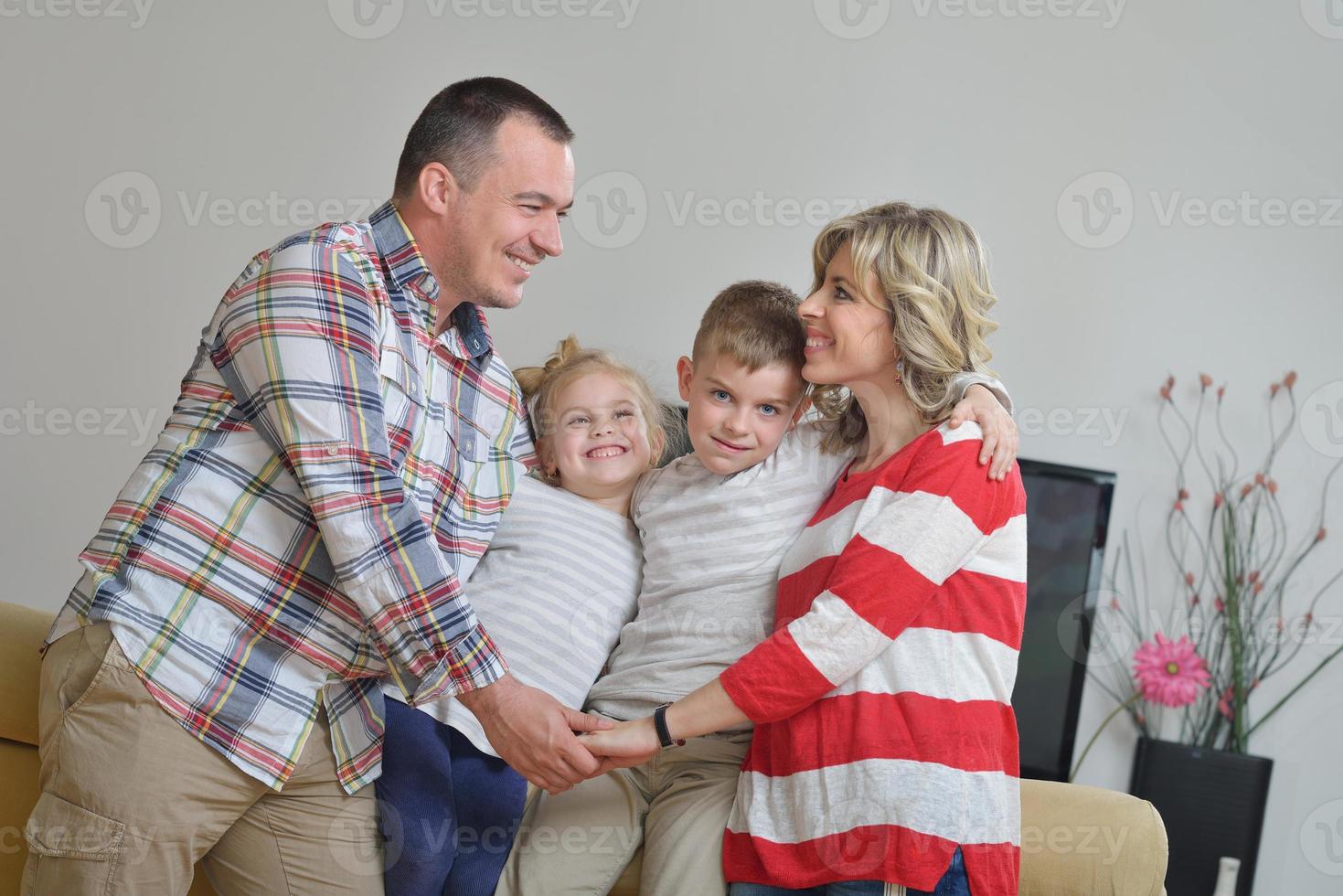 contento giovane famiglia a casa foto