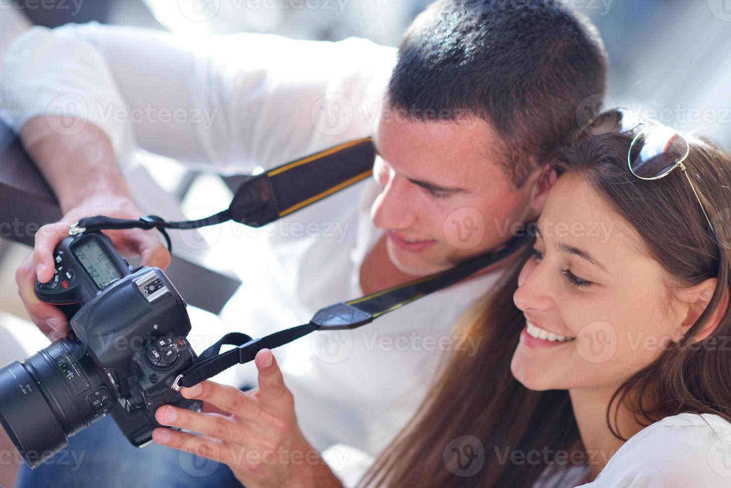 coppia guardare fotografie su telecamera