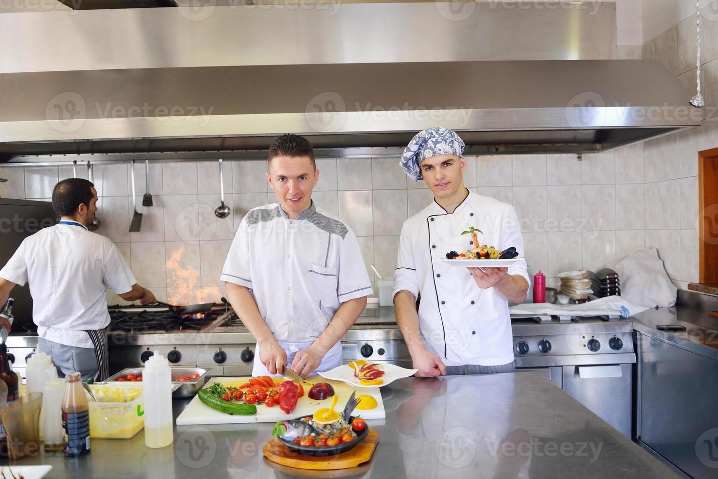 chef prepara il cibo foto