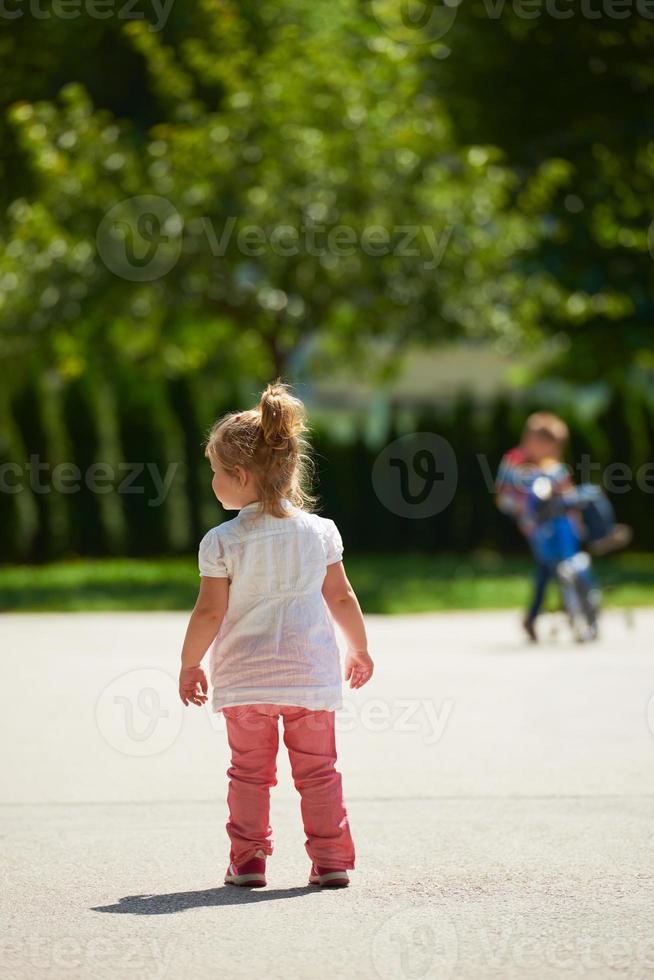 poco ragazza avere divertimento nel parco foto