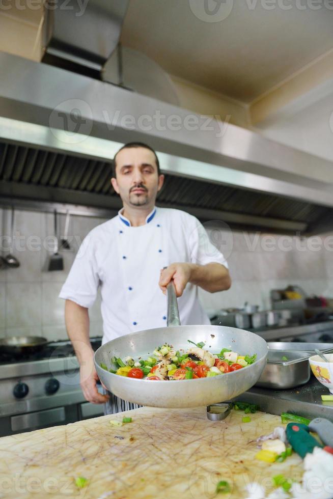 chef prepara il cibo foto