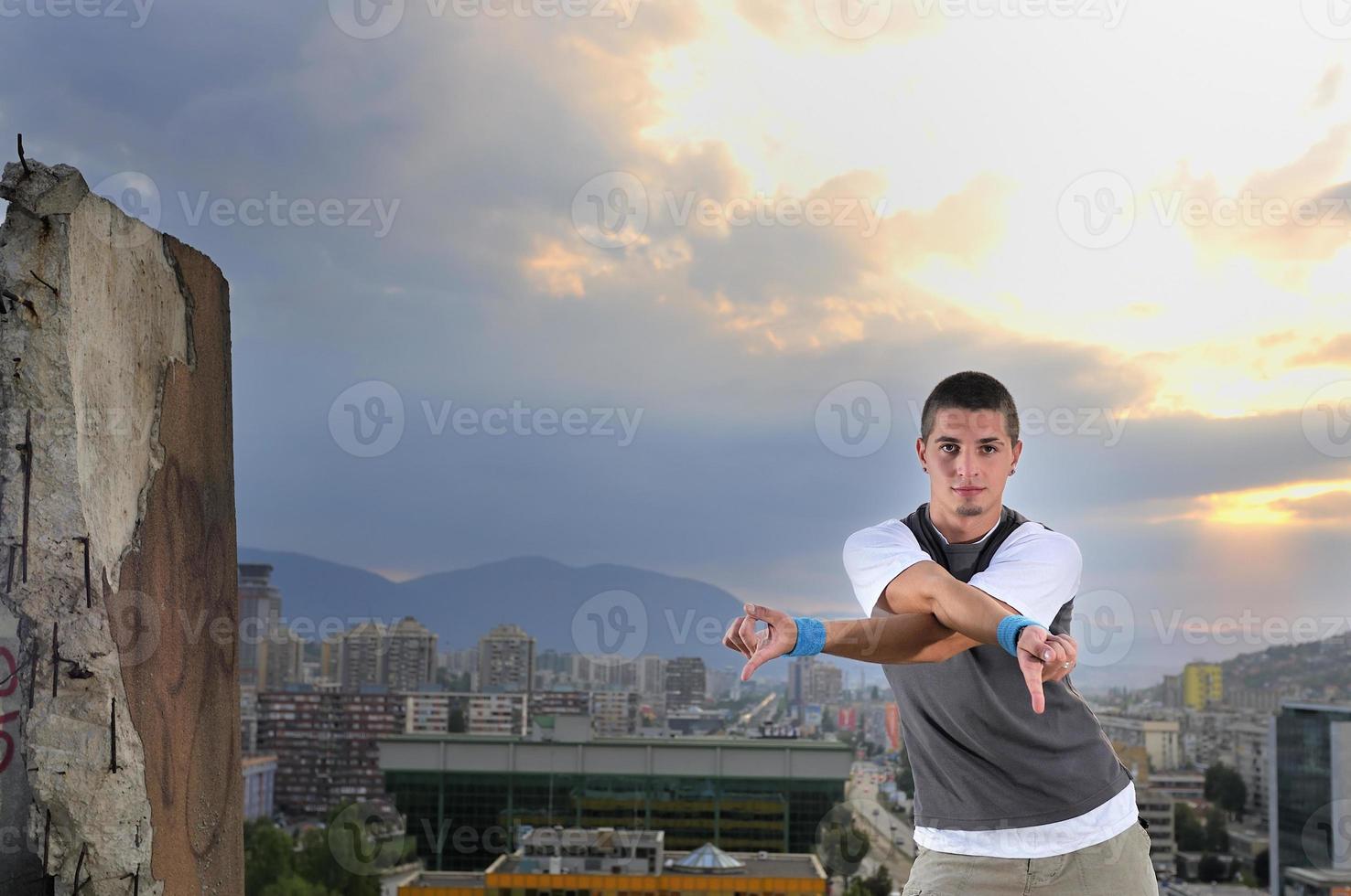 giovane uomo salto nel aria all'aperto a notte pronto per festa foto