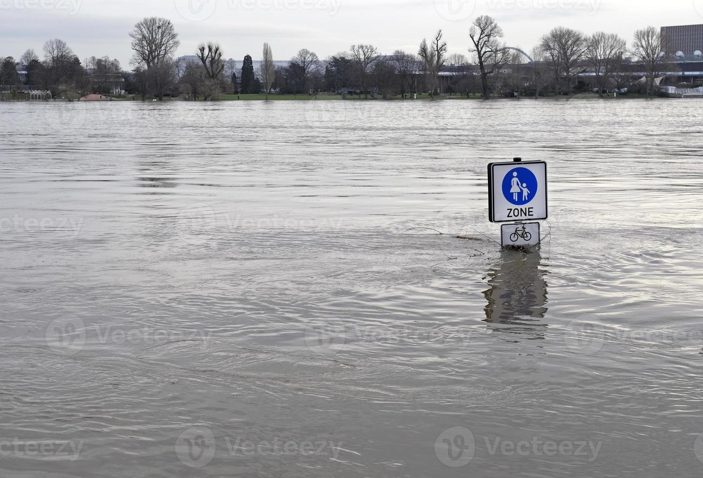 condizioni meteorologiche estreme - zona pedonale allagata a Colonia, in Germania foto