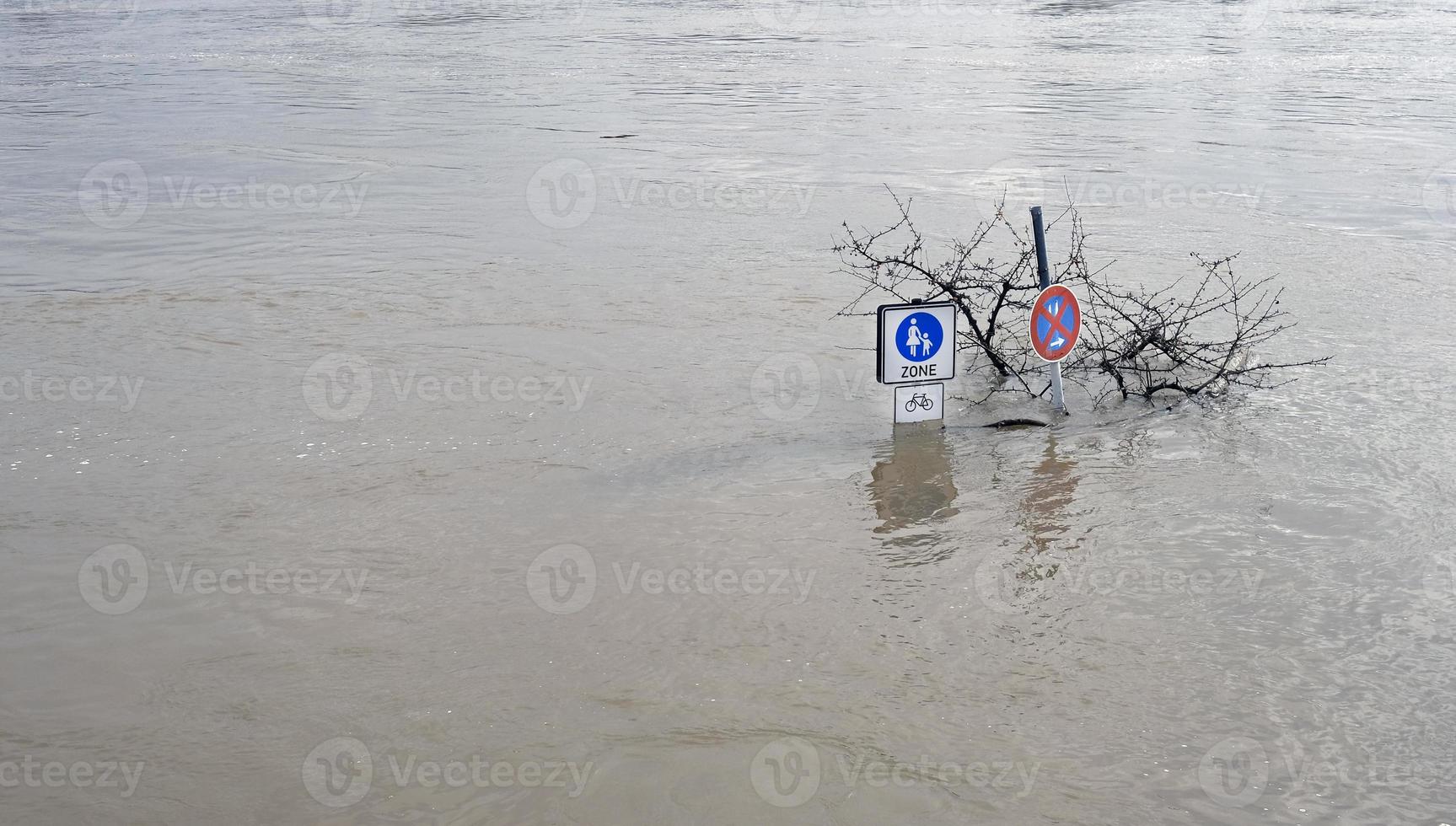 condizioni meteorologiche estreme - zona pedonale allagata a Colonia, in Germania foto