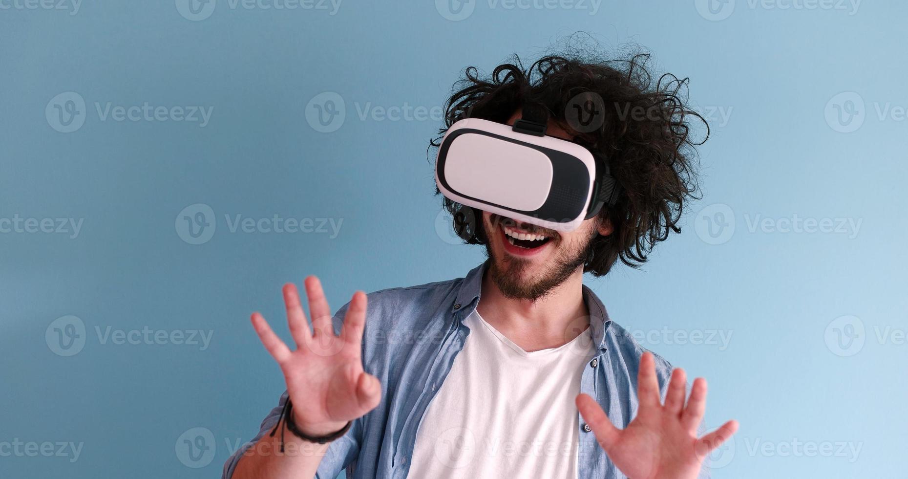 uomo utilizzando vr cuffia bicchieri di virtuale la realtà foto