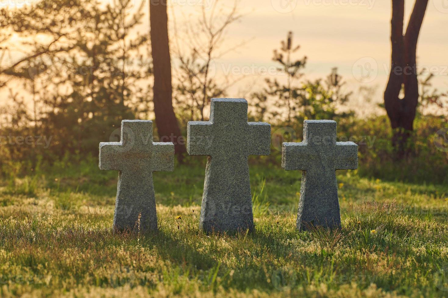 croci di pietra al tramonto nel cimitero militare tedesco, europa foto