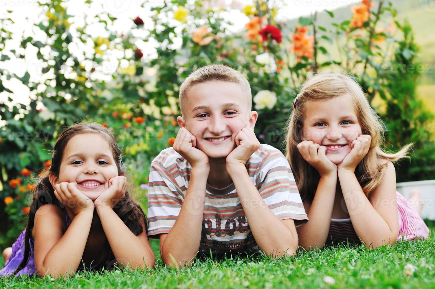 contento bambini all'aperto foto